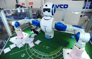 Nelle rooms entrano nuovi tavoli con carte virtuali e dealer robot. Quale futuro nel poker live? Che tristezza...