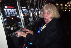 Sconcerto a Treviso per "Nonna Slot": vecchietta perde €200.000 alle macchinette nelle ricevitorie del centro