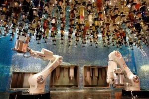 A Las Vegas tutti pazzi per il Tipsy Bar di Rino Armeni: ci pensa il robot a preparare i cocktail (video) mentre i lavoratori in città vogliono $15 l'ora