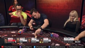 Antonio Esfandiari piazza un bluff da applausi su Sam Trickett e vince un pot da $186.000