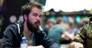 Dominik Nitsche analizza una mano giocata al One Drop contro un top reg dell'online