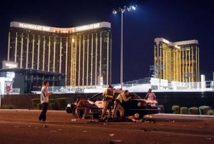 Las Vegas Under The Gun: spari sulla folla al Mandalay Bay (video), 58 morti e 500 feriti. FBI smentisce ISIS