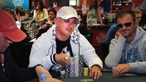 Poker pro australiano, accusato di frode per 76 milioni, viene aggredito a colpi di accetta