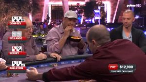 Jean Robert Bellande show: gioca mentre mangia e senza guardare le carte, vince pot da $59.900!