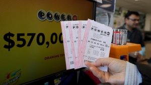 Powerball: gambler vince $560 milioni ma non è contenta... non ritira la vincita e va in tribunale!