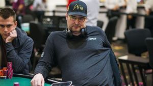 Polemiche su Phil Hellmuth: vende l'80% nel torneo da $300.000 e si presenta in ritardo di ore