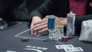 Bluffare nel poker: i tre elementi fondamentali che non devono mai mancare