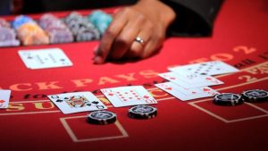 Blackjack: quando chiedere carta e quando stare: molto dipende dal banco