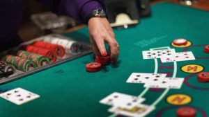Double Attack Blackjack: a Las Vegas scoppia la mania per la nuova variante, con 2° bet in "posizione" sul dealer