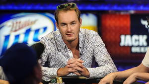 SCOOP 2018: Michiel Brummelhuis si ri-traveste da november nine, Carnevale bi-turbo