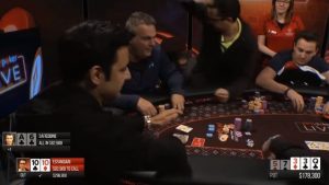 Antonio Esfandiari impegnato in due mani assurde da $200.000: prima splitta, poi viene bluffato