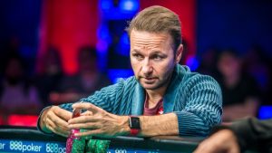 Daniel Negreanu analizza un bluff subito da Justin Bonomo nel 100k della PCA