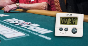 WSOP e Shot Clock: Dietrich Fast usa il time bank con poker d'assi e fa infuriare Negreanu