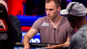 Big One Drop: Holz bluffa con l'aria e Bonomo lo punisce con 8-4