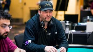 Phil Hellmuth, le scuse non bastano: tilta e fa eliminare un avversario, bufera su Twitter