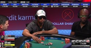 Un Phil Ivey nervoso (e con gli occhiali da sole) esce dal Main Event in pieno bluff