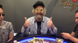 Epic fail! Mostra una carta all'oppo al river e perde un pot da 13k bui, Eric Hicks ringrazia