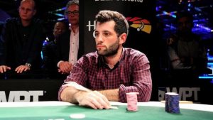 Vince mega torneo live e ammette: "Un amico seguiva la diretta streaming e mi girava info sugli avversari"