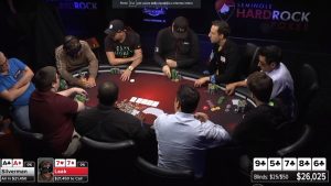 Se fossi Phil Laak, chiameresti questo all-in solo per splittare?