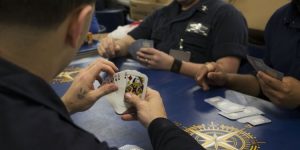 Truffava lo stato per giocare partite high stakes e fare la bella vita: arrestato ufficiale della Marina USA