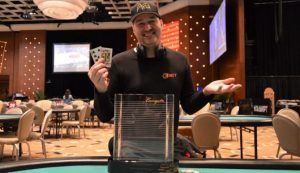 Phil Hellmuth vince il torneo heads up al WPT Borgata: poi gioca main e vola al day 2