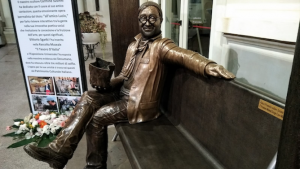 La statua di Lucio Dalla diventa un infallibile amuleto? A Sanremo dicono di sì