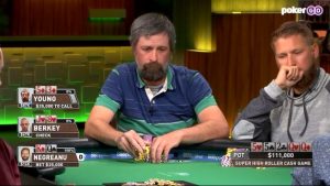 Justin Young fa slowplay con il suo trips e viene punito da Daniel Negreanu