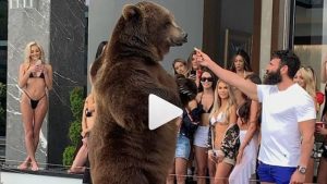 Bilzerian ne combina un'altra delle sue: gli animalisti insorgono (video)