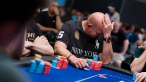 Perché è così difficile foldare nel poker (e come imparare a farlo)?