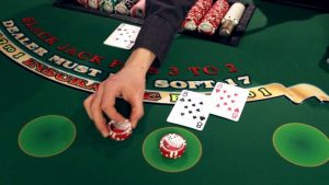 Casinò usa shuffler e mazzi difettosi a blackjack e poker: due gamblers perdono 250k e fanno causa