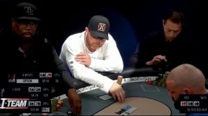 Poker player arrestato durante live streaming: scattano le manette al tavolo in diretta