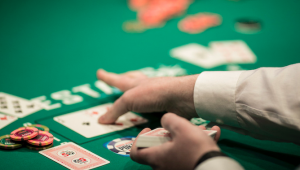 Il call di Engel al river con una coppia di 2 alle WSOP. Bluff maldestro o chiamata al limite?