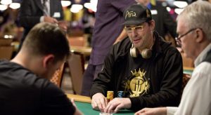 La "mossa del nonno" non va, Phil Hellmuth impazzisce: assi scoppiati e uscita al 10k Heads up WSOP