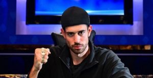 "Volete migliorare? Non guardate il Main Event!"  Bufera su Nick Schulman, rimosso da commentatore di PokerGO