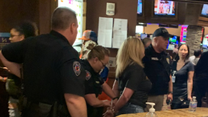 Incredibile in Colorado: una signora tilta i massimi, mostra le sue grazie, chiama la polizia e il finale è surreale