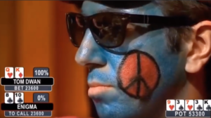 Ve lo ricordate ENIGMA e la sua faccia blu? Passò alla storia per un bluff a "Durrrr". Eccolo (Video)