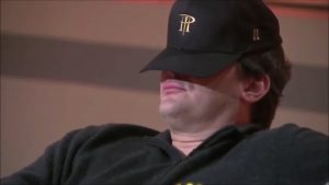 Phil Hellmuth tilta al Bike: folda gli assi, ma era buono... (Video)