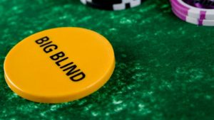 La strategia da Big Blind: necessario bluffare contro i regular. La mano.