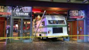 Paura e delirio a Las Vegas: donna entra con il camper dentro il casinò, grave il custode