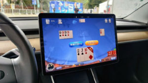 Giocare a poker in auto? In Cina, con la Tesla, si può