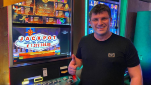 No, non è uno scherzo: Leon Tsoukernik ha davvero vinto un jackpot milionario alle slot