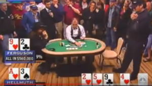 Uno dei pezzi forti di Hellmuth: il tuffo sul pavimento (Video)