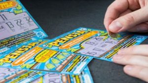 Gratta e vinci: uomo vince 4 milioni ma a passare all'incasso sono due donne che lo beffano...