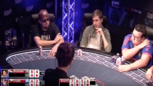 Poker Live: se sul river scende la carta che accontenta tutti... Ma uno dei due si deve alzare! (Video)