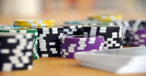 Le difficoltà di giocare a poker con stack profondi. Ecco una mano con gli assi!