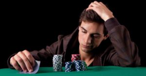 Consigli sotto l'albero: ecco perché in un torneo di poker non ti devi arrendere mai