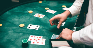 Blackjack: 5 considerazioni quando abbiamo un giocatore scarso al tavolo