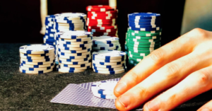 Isolarsi ai tornei di poker sull'All In dello short e il call del giocatore tight