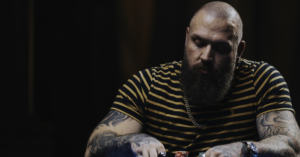 Il video dello Youtuber Brian "True Geordie" Davis che si tuffa nel poker!