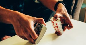 Come capire se qualcuno sta segnando le carte al tavolo da gioco